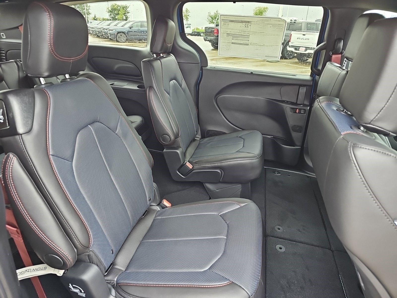 New 2027 Hydro Blue Pearlcoat Chrysler Select image 9
