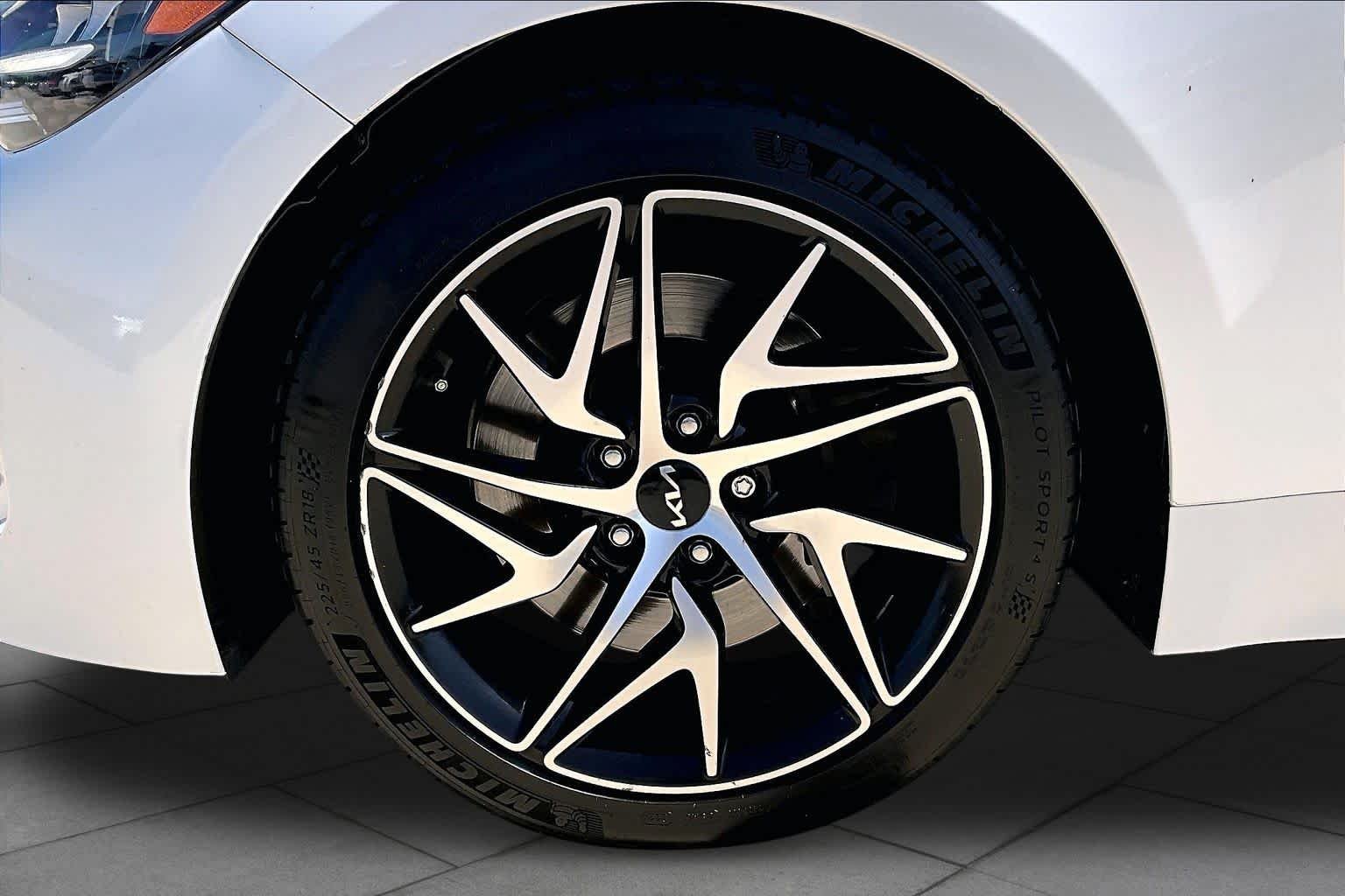 Used 2022 Snow White Pearl Kia GT-Line image 10