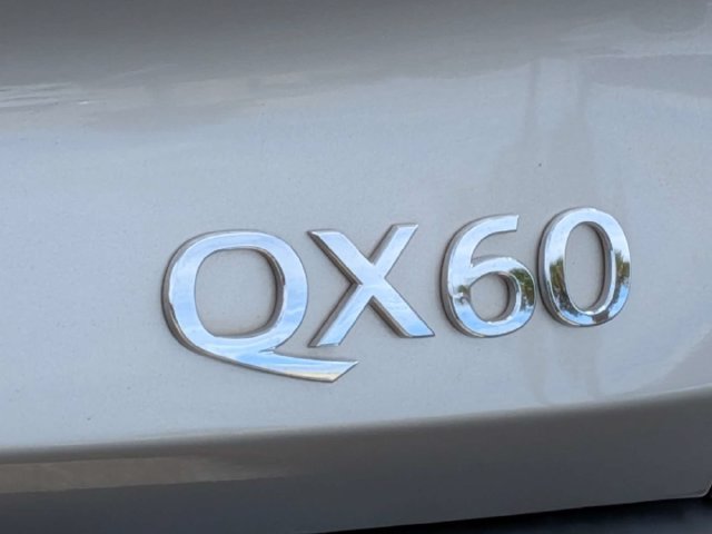 Used 2025 Silver INFINITI LUXE image 10