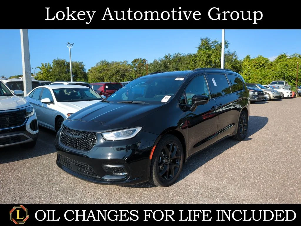 Used 2025 Black Chrysler Limited image 1