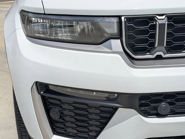 New 2026 Bright White Clear-Coat Exterior Paint Jeep Limited image 9
