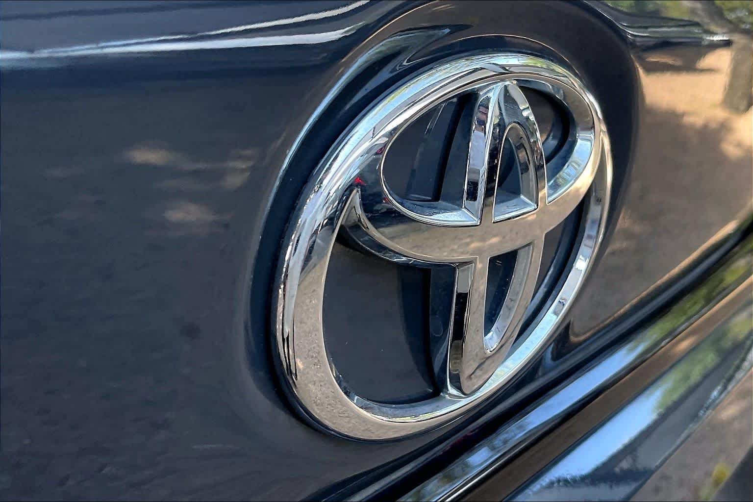 Used 2023 Underground Toyota LE image 31
