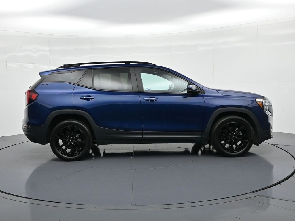 Used 2022 Marine Metallic GMC FWD 4dr SLE image 5