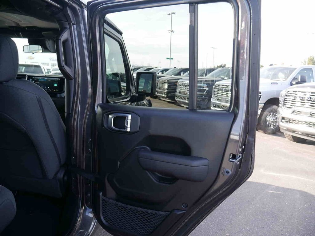 New 2026 Granite Crystal Metallic Clearcoat Jeep Sport S image 24
