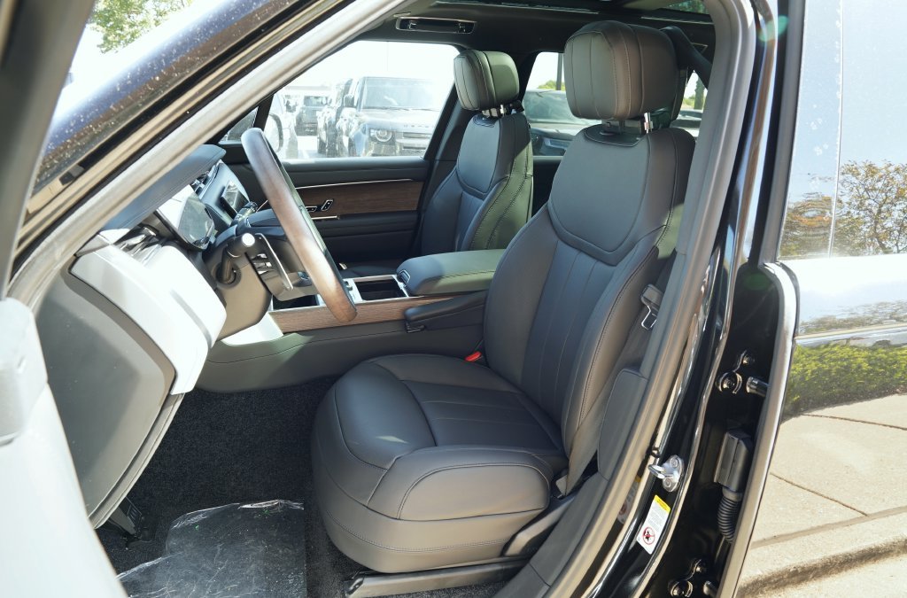 New 2027 Santorini Black Land Rover SE image 12