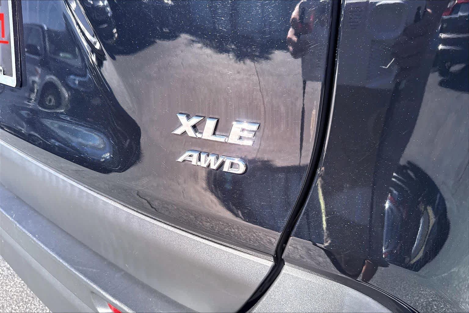 Used 2019 Midnight Black Metallic Toyota XLE Premium image 10