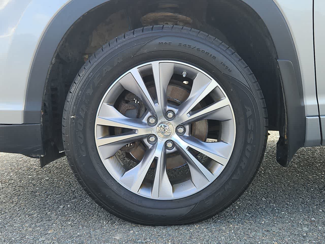 Used 2015 Silver Sky Metallic Toyota XLE image 19