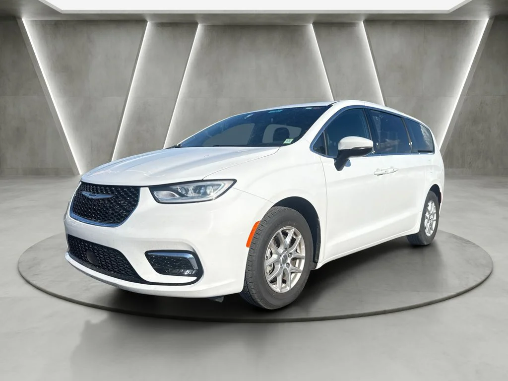 Used 2023 White Chrysler Touring image 3