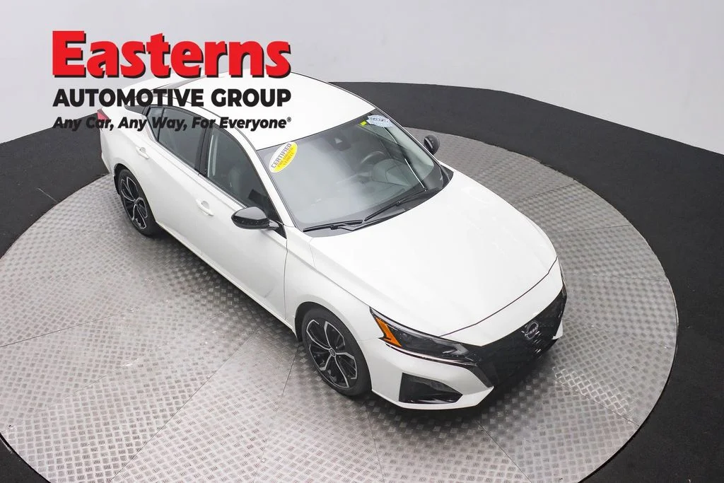 Used 2023 White Nissan 2.5 SR image 3