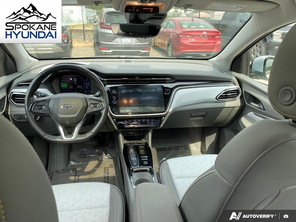 Used 2022 Silver Flare Metallic Chevrolet Premier image 27
