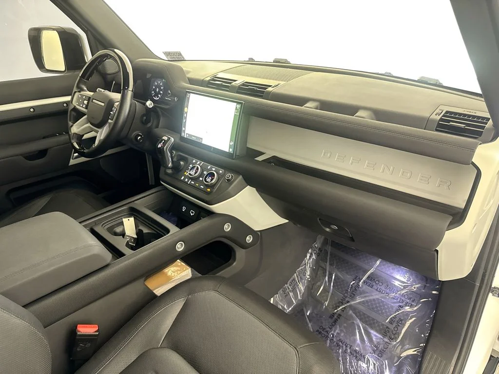 Certified Used 2022 White Land Rover X-Dynamic SE image 29