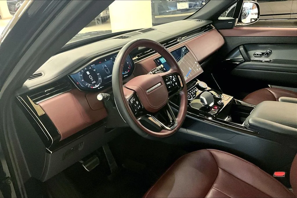 Used 2023 Black Land Rover SE Dynamic image 13