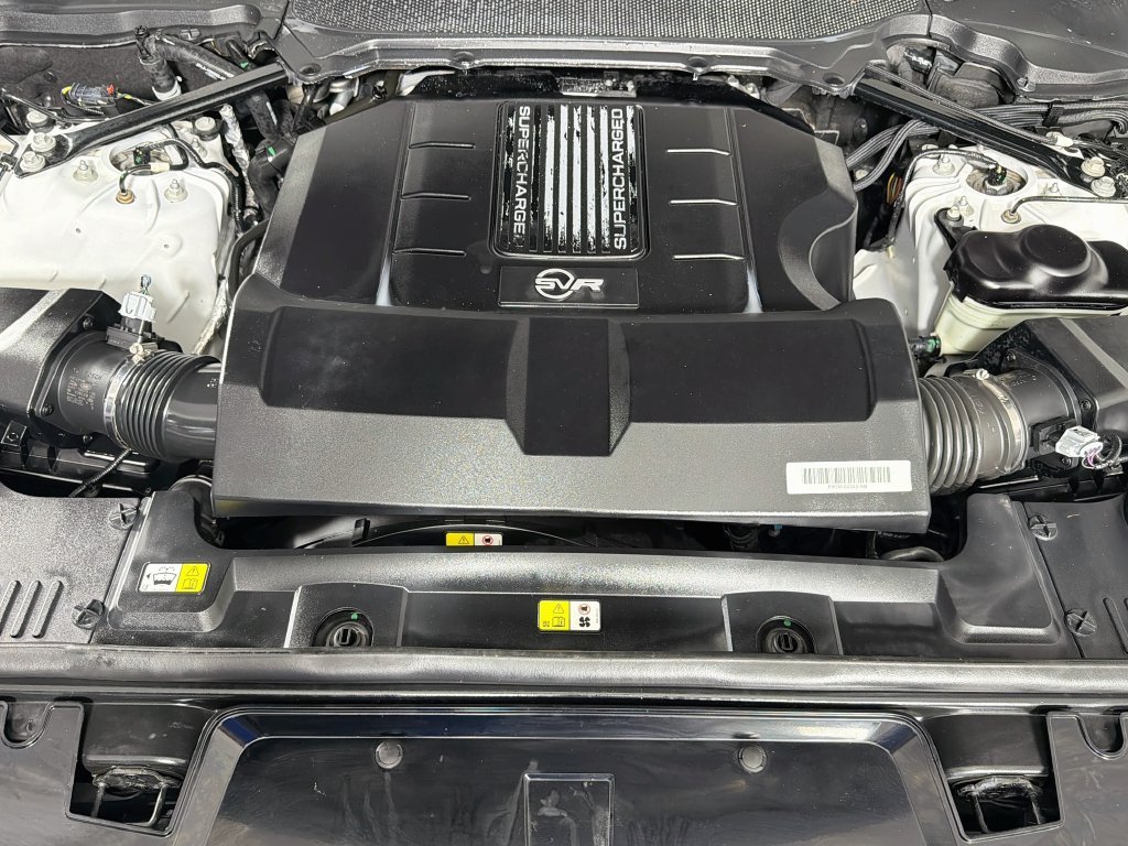 Used 2022 Fuji White Land Rover SVR image 32