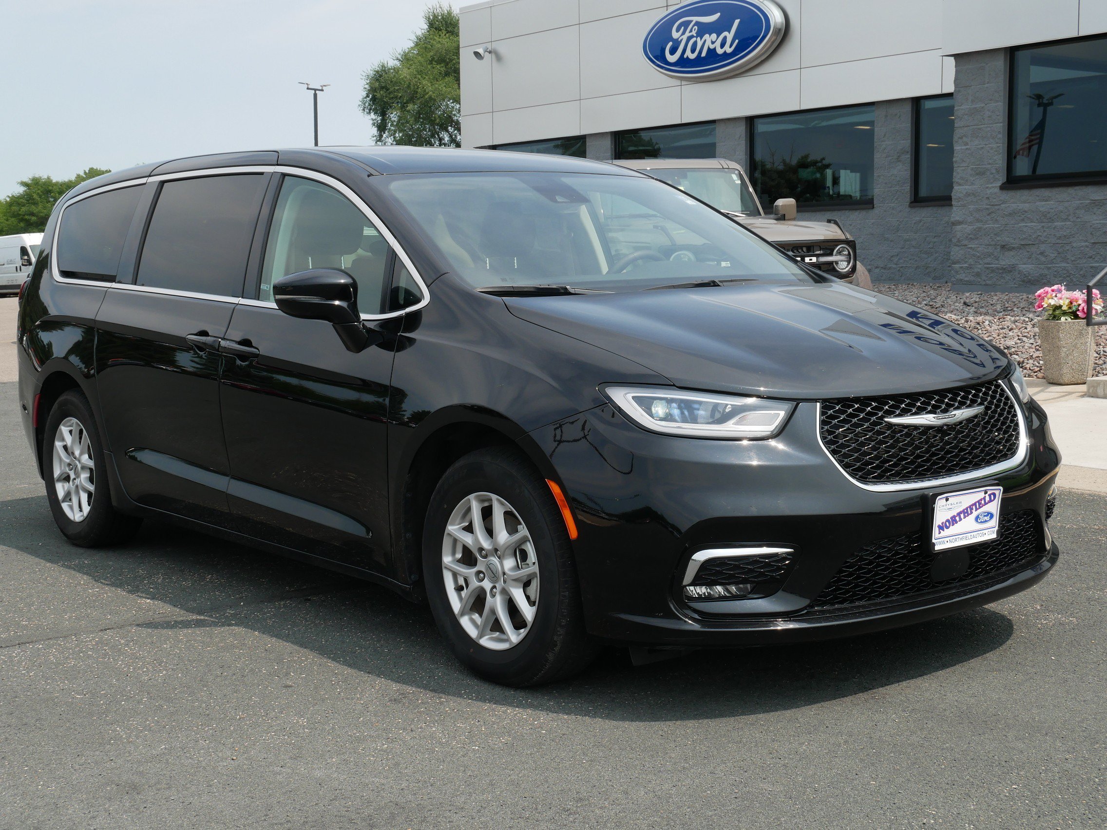 Used 2024 Chrysler Pacifica Touring L with VIN 2C4RC1BG9RR135964 for sale in Northfield, Minnesota