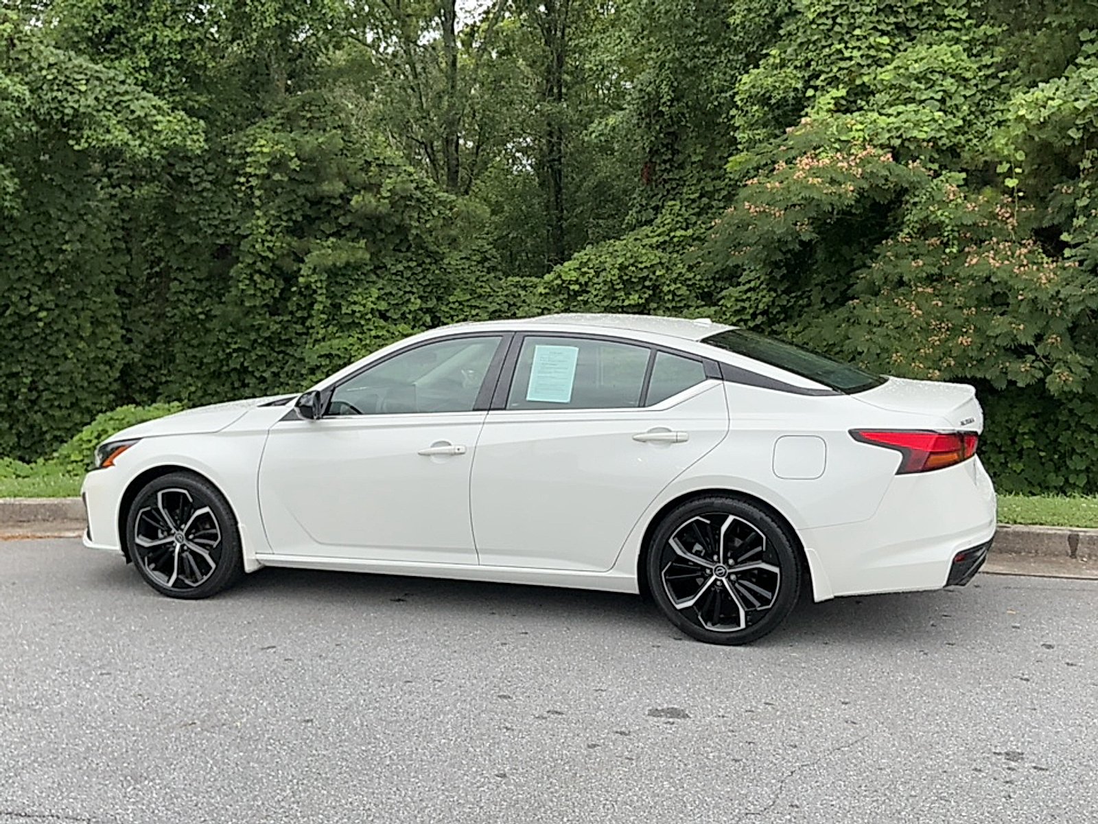Used 2024 Pearl White Tricoat Nissan SR FWD image 3