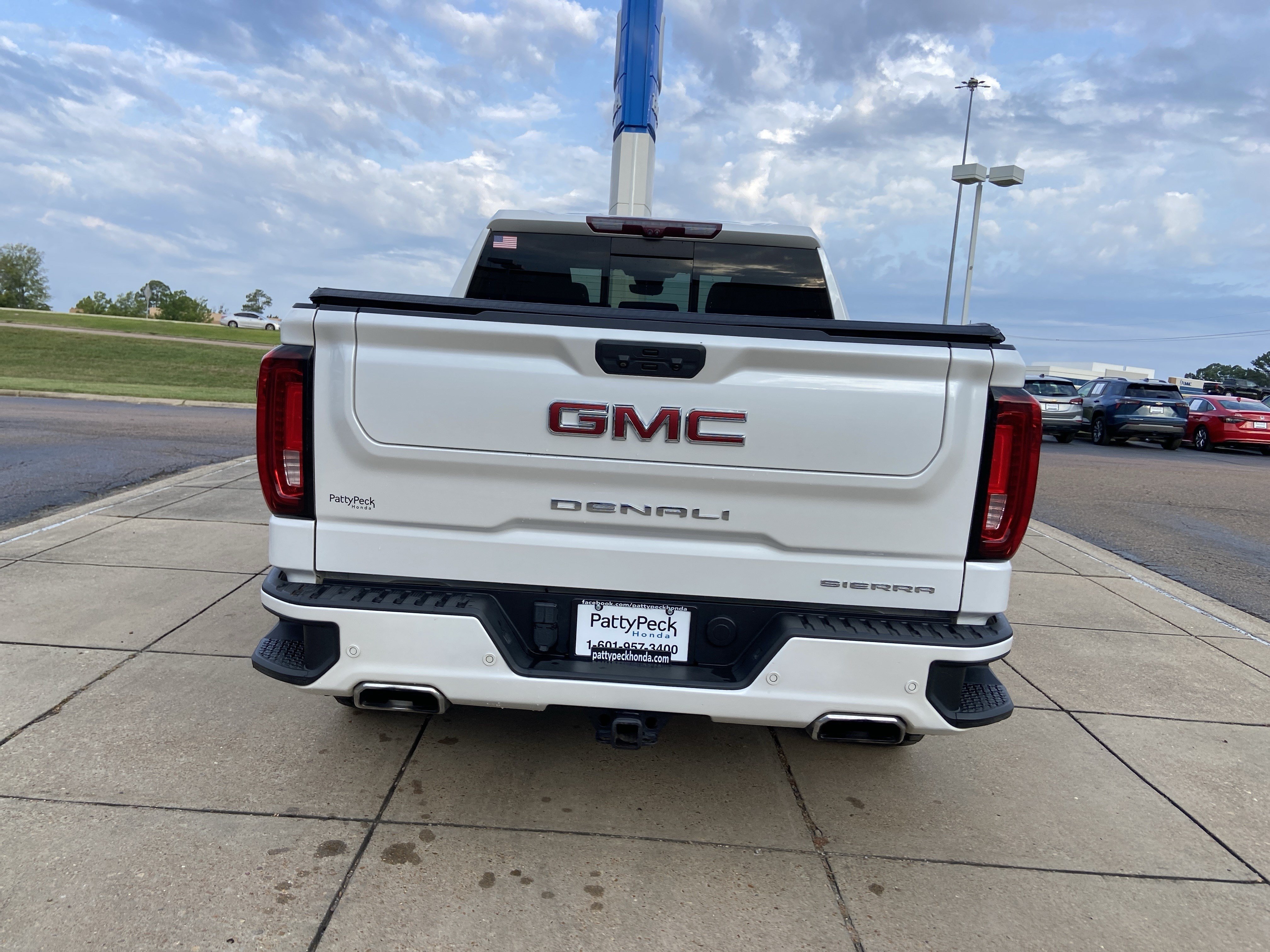 Used 2022 White Frost Tricoat GMC Denali image 10