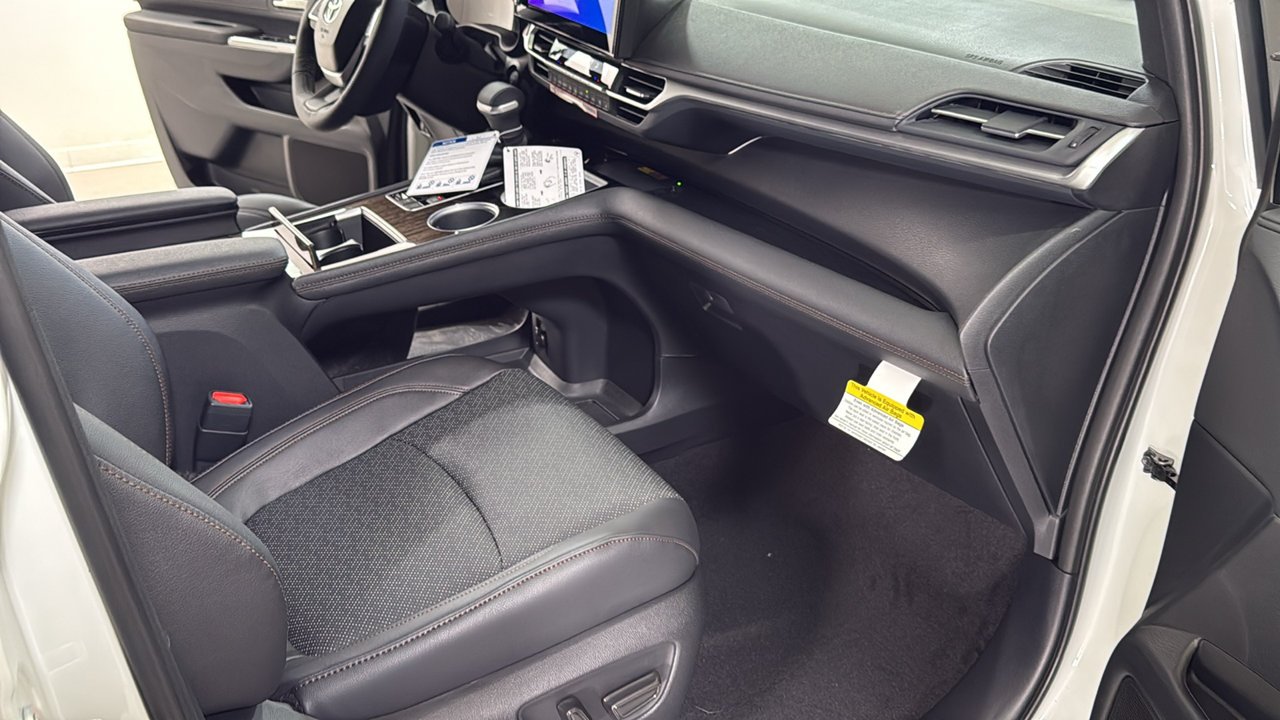 New 2026 Wind Chill Pearl <sup>1</sup> Toyota  Platinum image 19