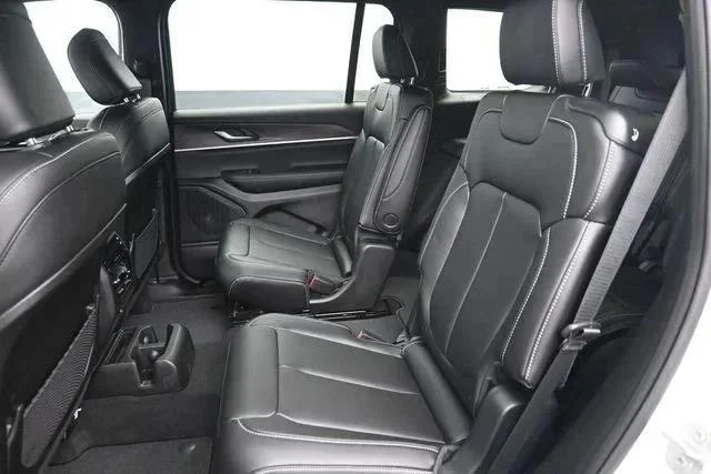 New 2025 Bright White Clear-Coat Exterior Paint Jeep Limited image 31