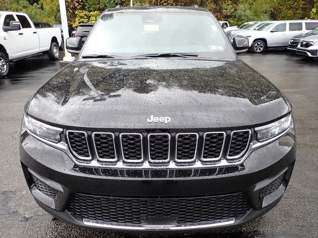 New 2025 Diamond Black Crystal Pearl-Coat Exterior Paint Jeep Laredo X image 10