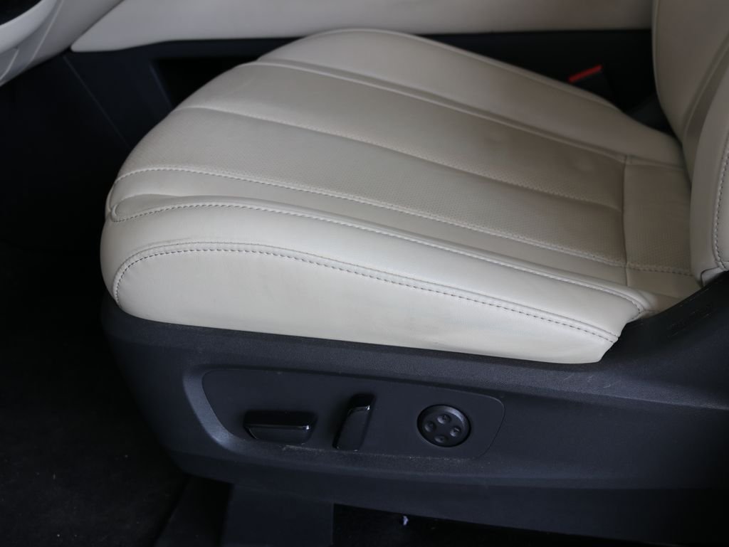 Certified Used 2023 Silver INFINITI LUXE image 24