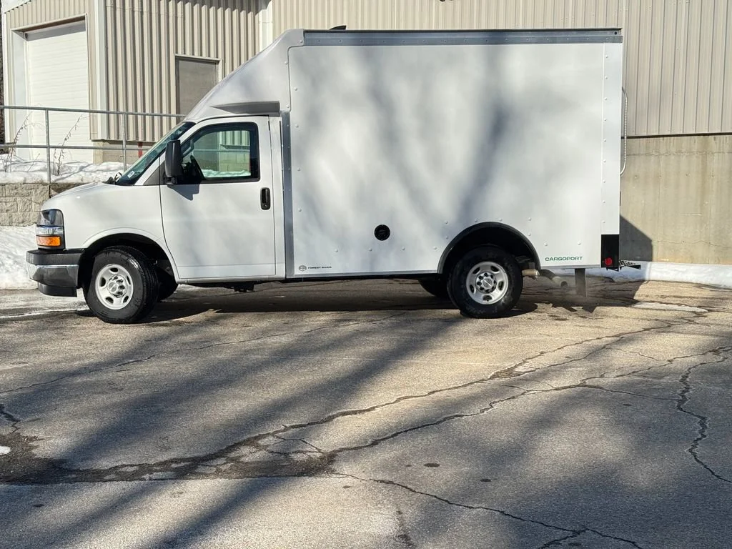 New 2025 Summit White Chevrolet 1WT image 5