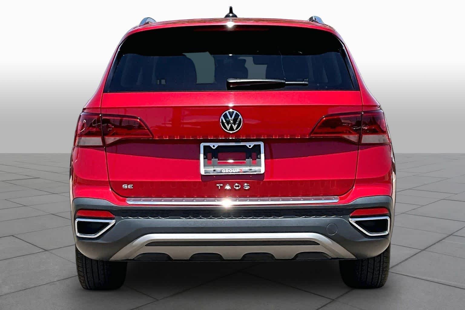 Used 2023 Kings Red Metallic Volkswagen SE image 5