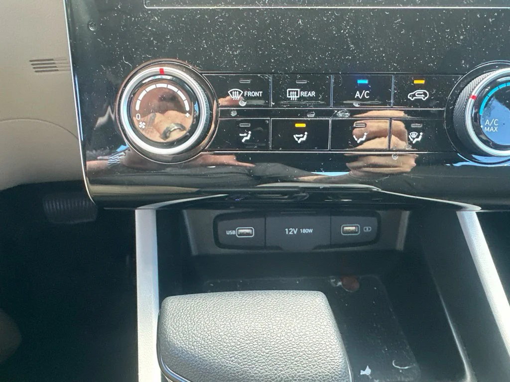 Used 2022 Shimmering Silver Hyundai SE image 22