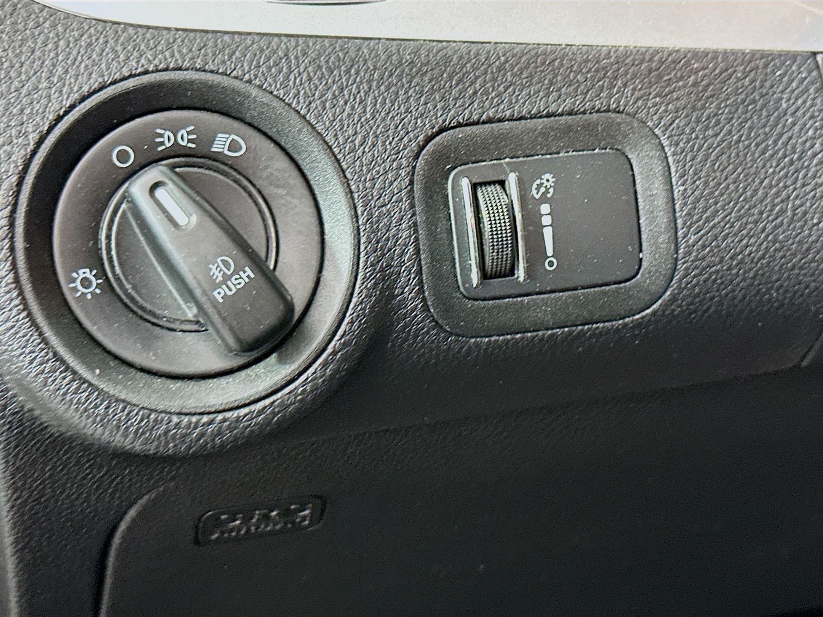 Used 2016 Pitch Black Clearcoat Dodge SXT image 10