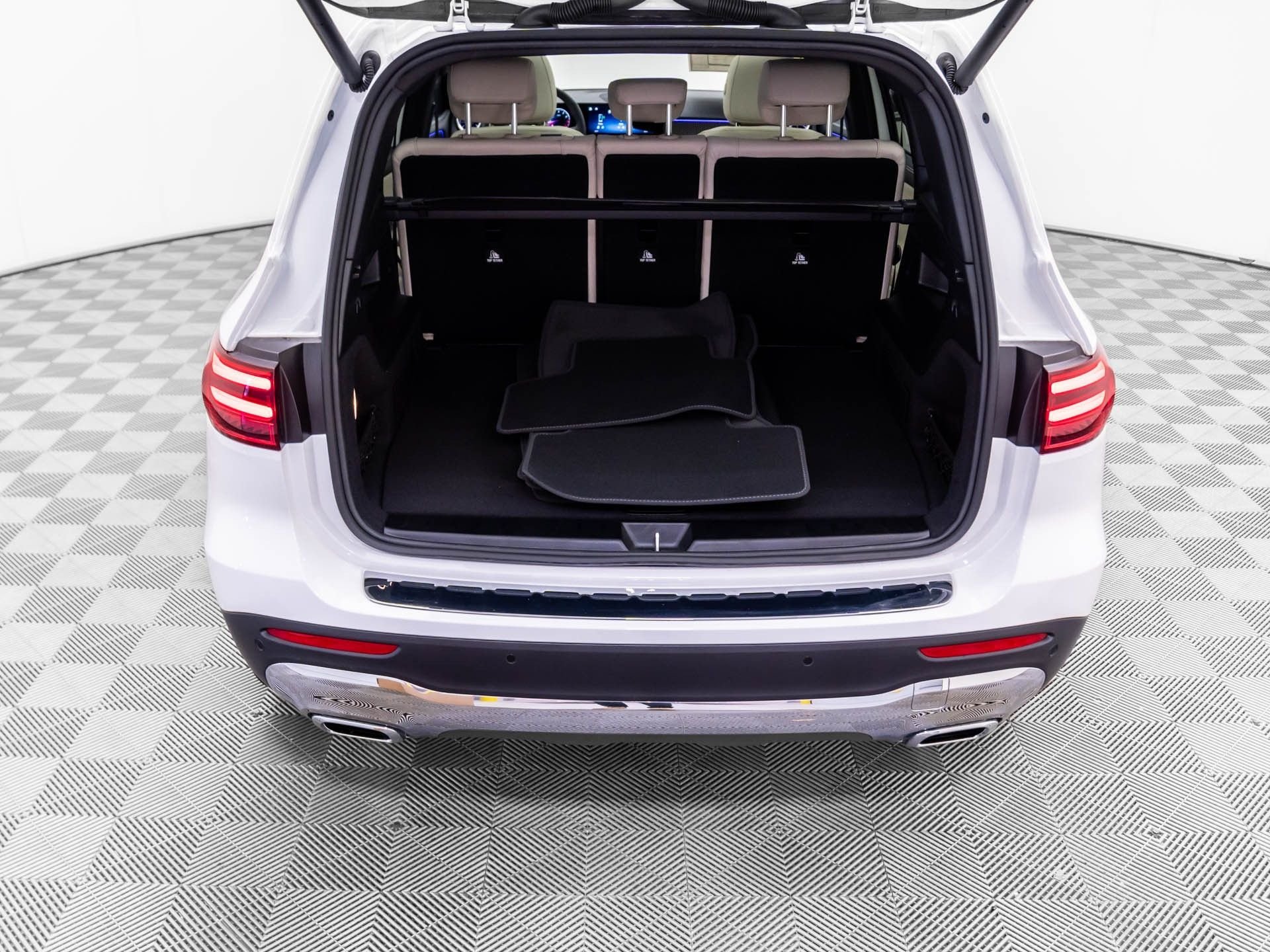 New 2026 Polar White Mercedes-Benz GLB 250 image 35