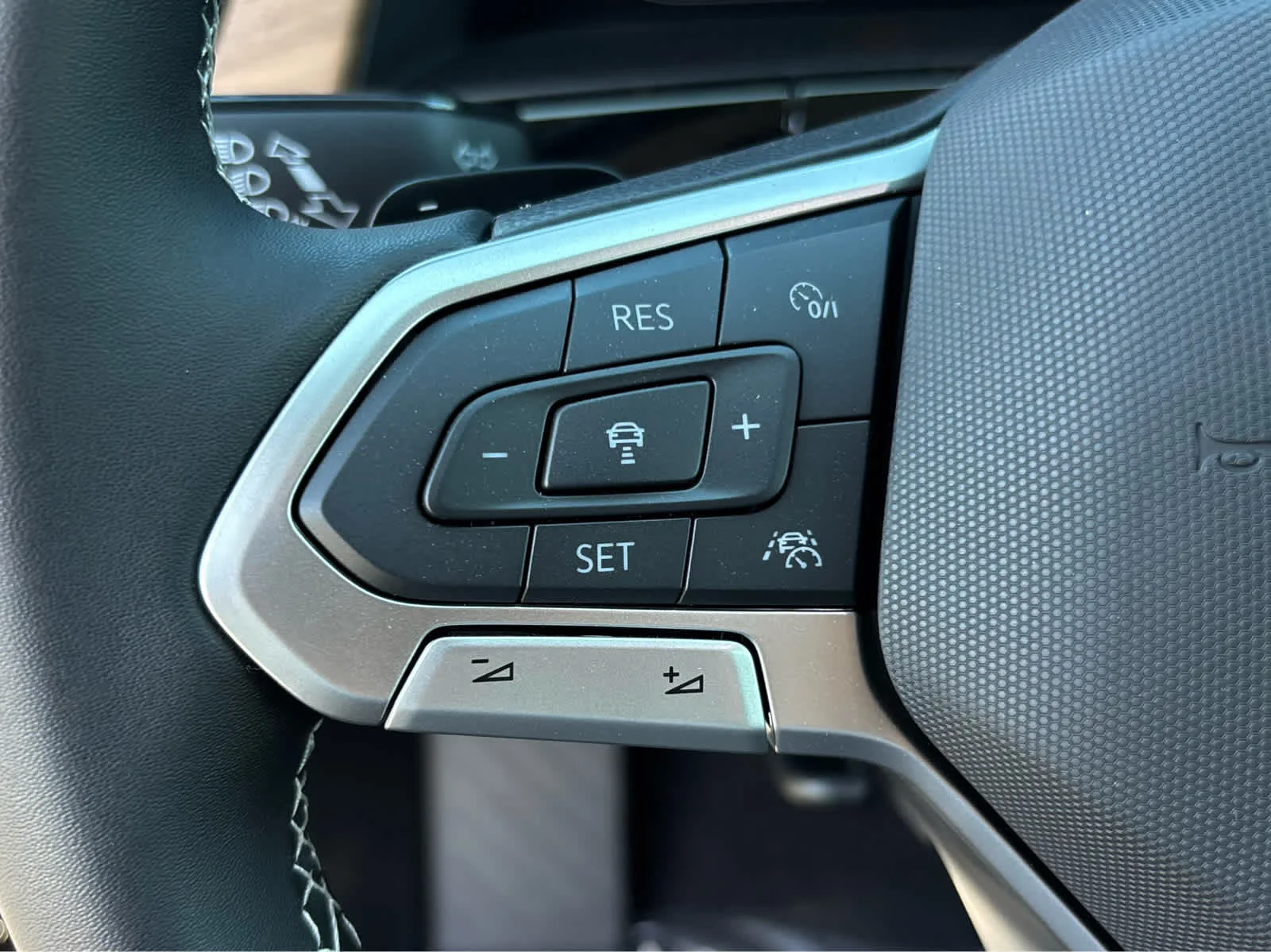 New 2026 DEEP BLACK Volkswagen 2.0T SE image 10