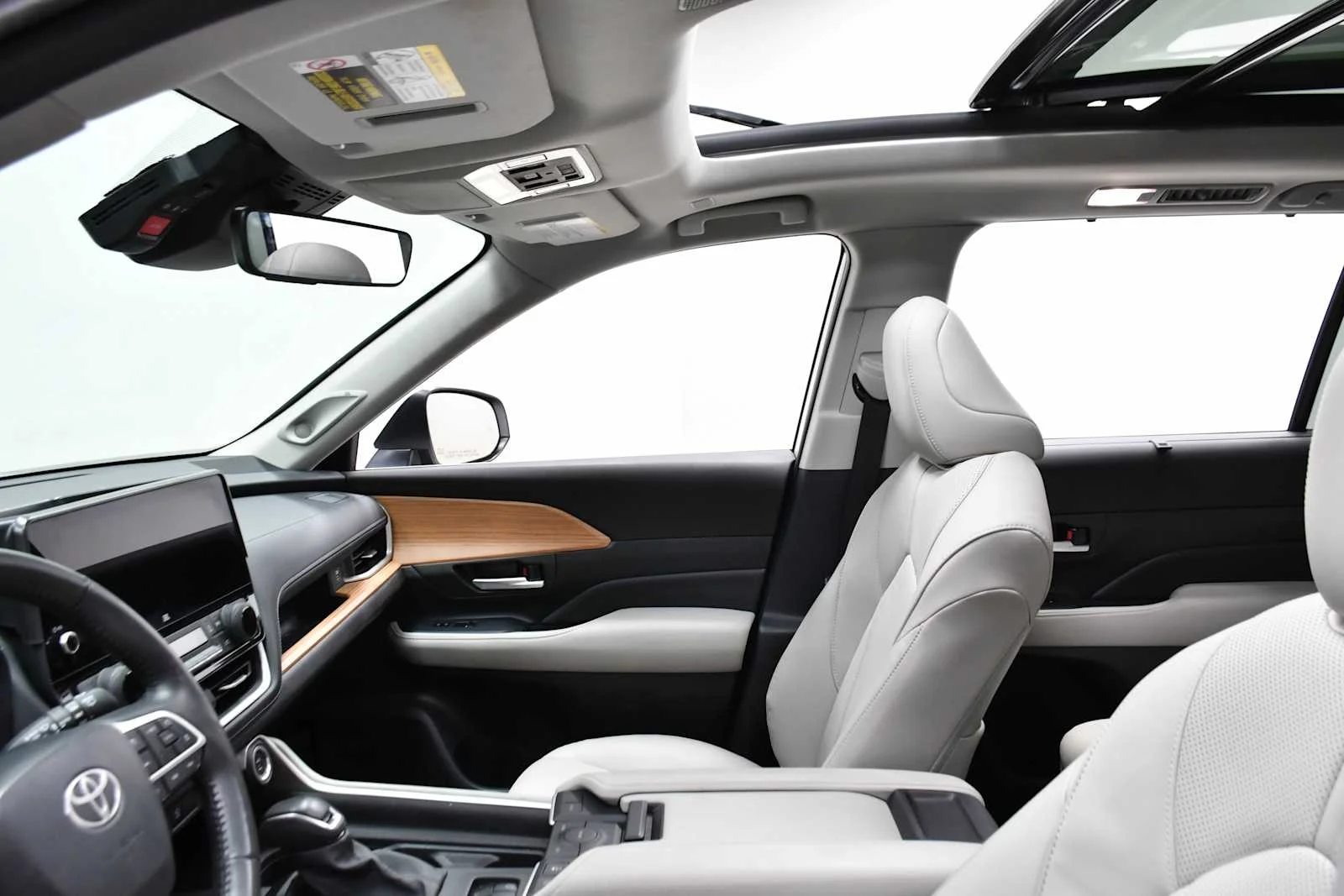 Used 2024 Wind Chill Pearl Toyota Limited image 12