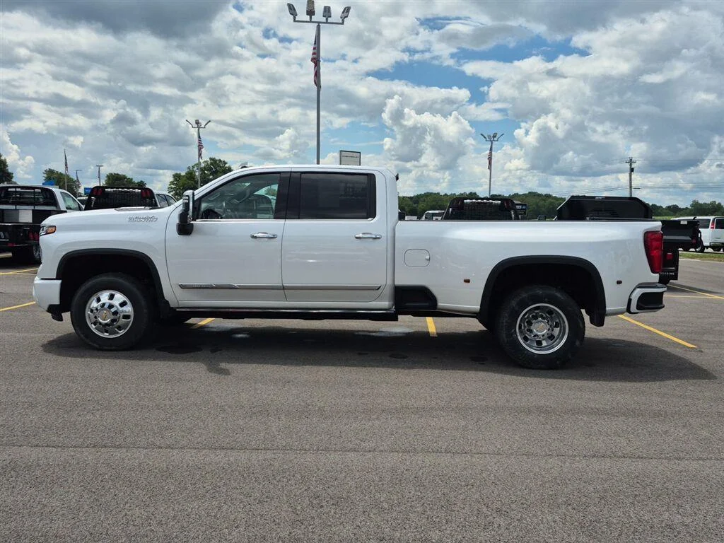 Used 2024 Summit White Chevrolet High Country image 8
