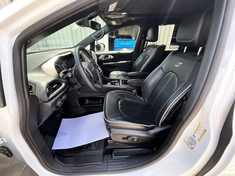 Used 2024 White Chrysler Limited image 14
