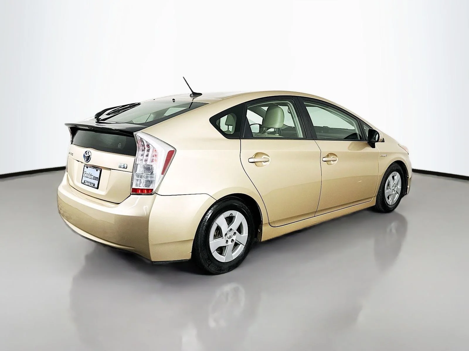 Used 2010 Gold Toyota IV image 7