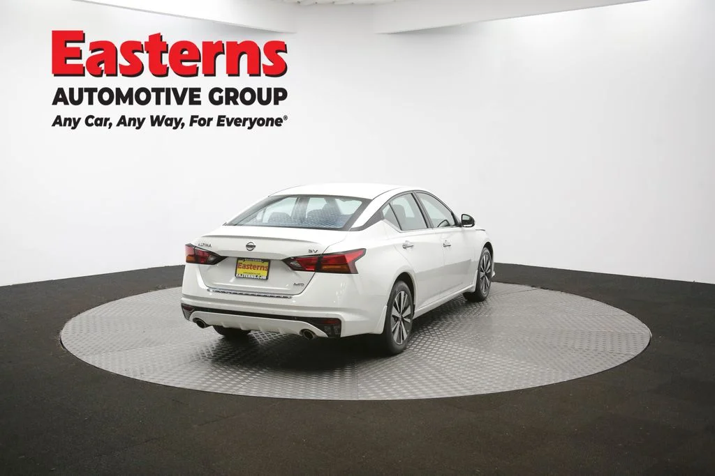 Used 2022 White Nissan 2.5 SV image 39