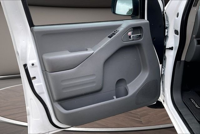 Used 2021 White Nissan S image 22