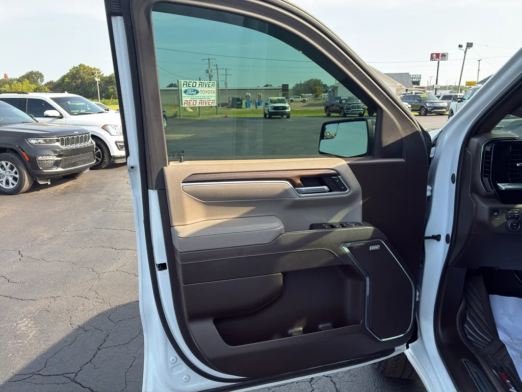 Used 2025 Summit White Chevrolet LT Trail Boss image 13