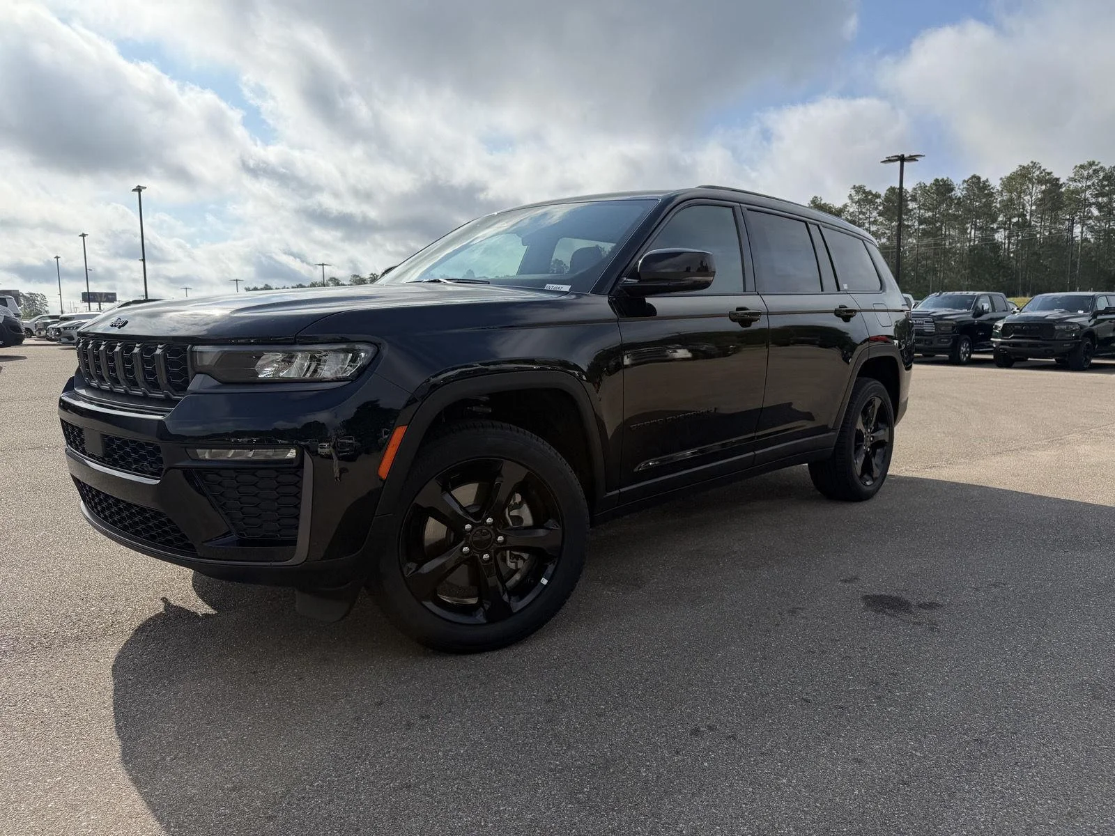New 2026 Diamond Black Crystal Pearl-Coat Exterior Paint Jeep Limited image 1