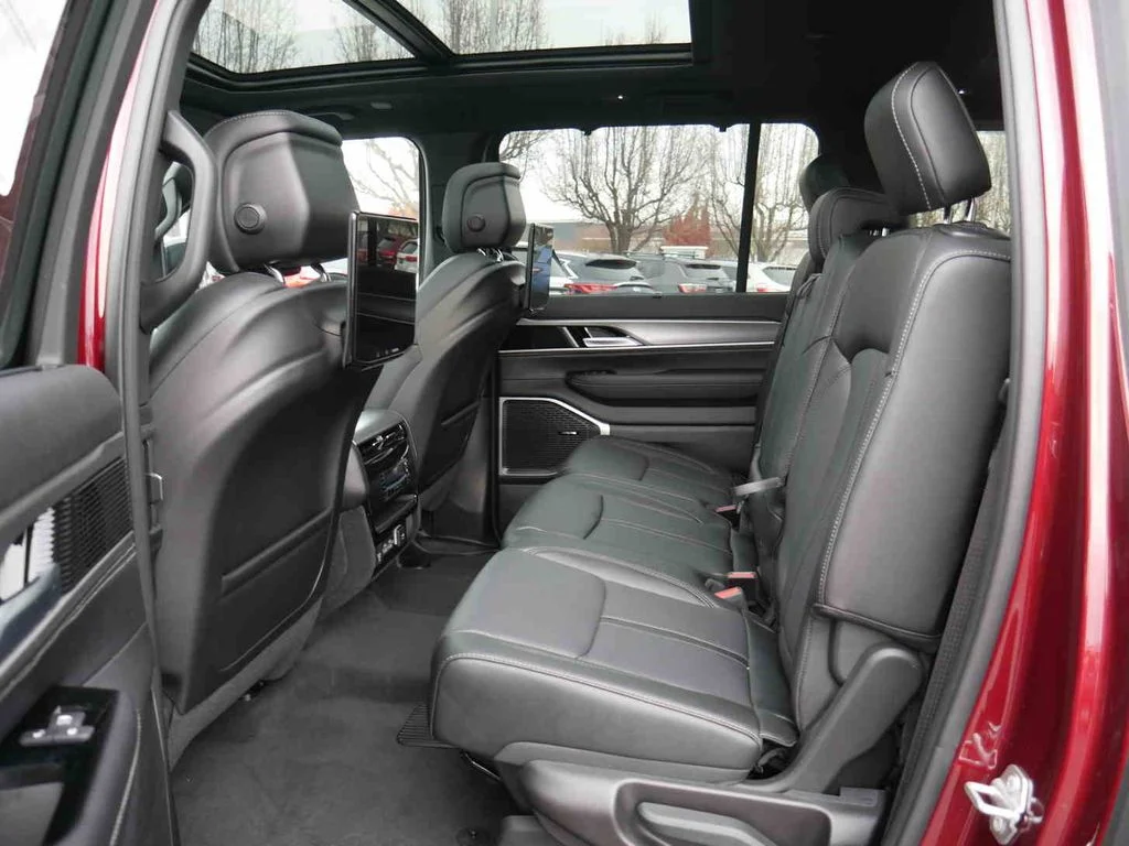 2025 Jeep Wagoneer L Series II - Photo 16