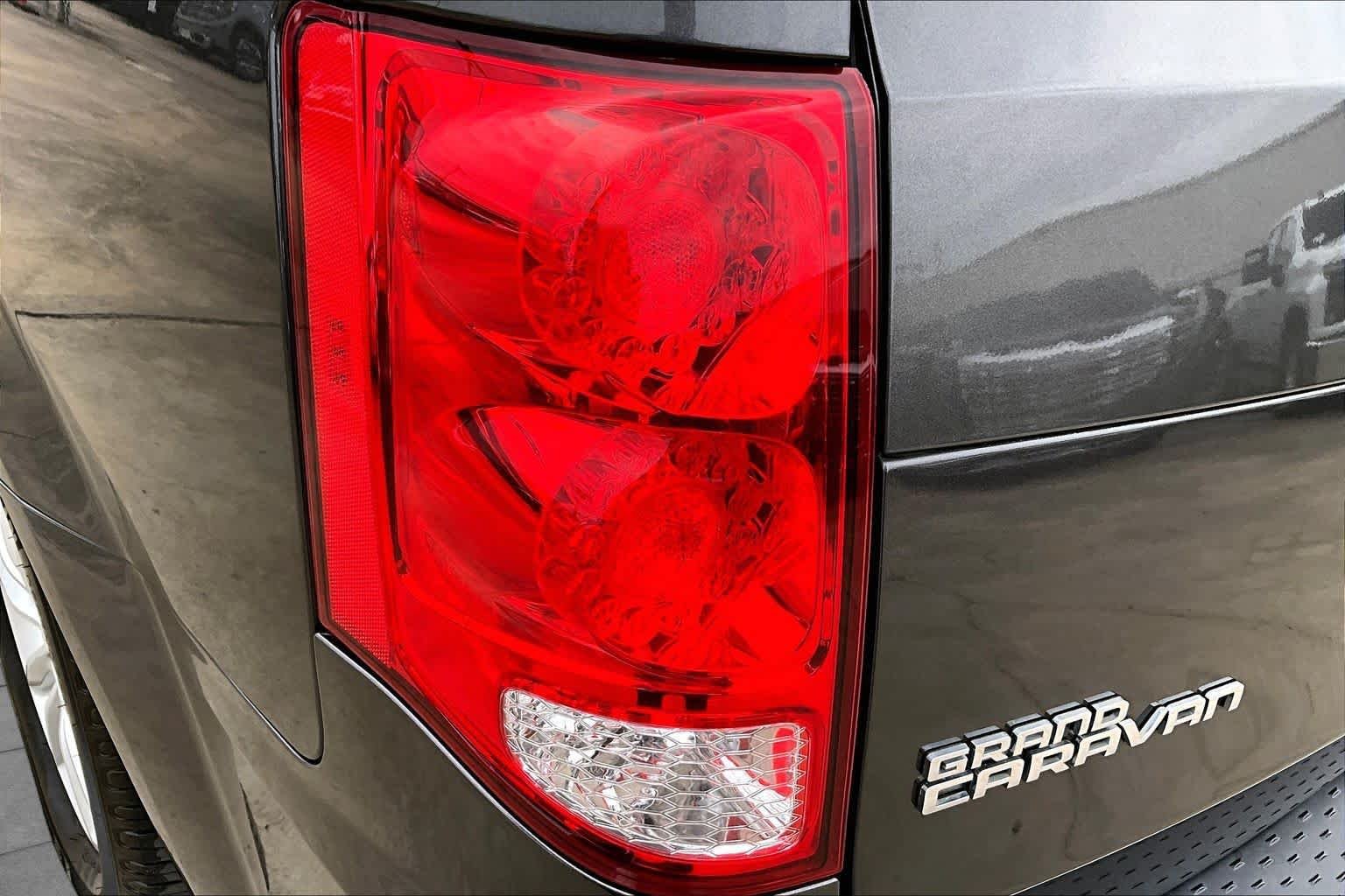 Used 2020 Granite Pearlcoat Dodge SXT image 29