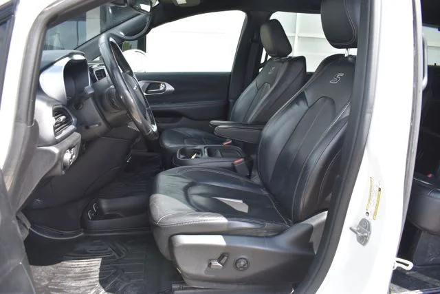 Used 2019 White Chrysler Touring L image 11