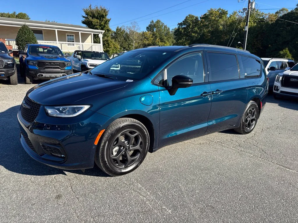 Used 2025 Blue Chrysler Select Premium S Appearance image 1