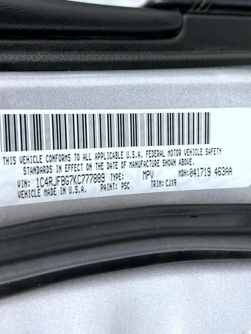 Used 2019 Silver Jeep Limited image 26