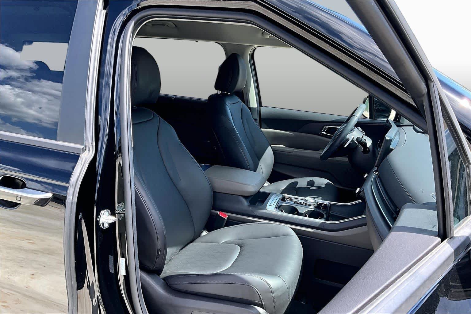 Used 2026 Aurora Black Pearl Kia EX image 9