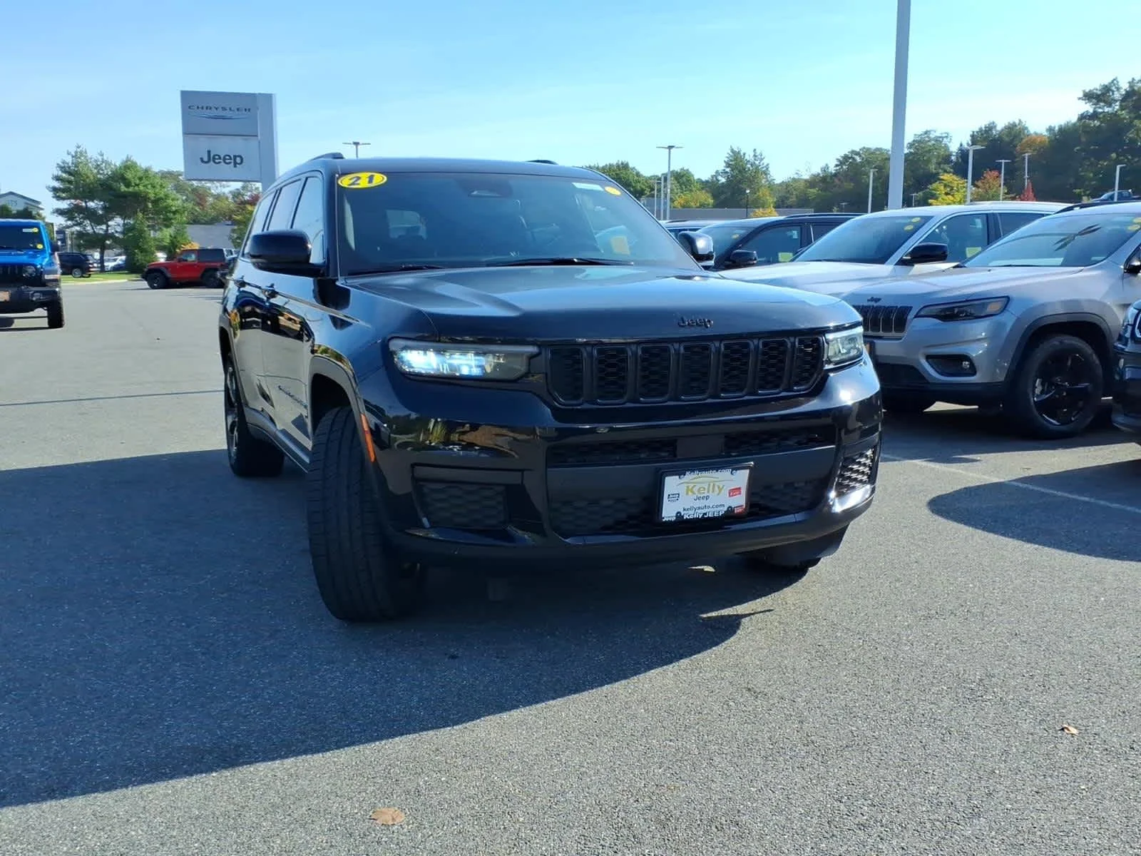Used 2021 Diamond Black Crystal P/C Jeep Altitude image 4