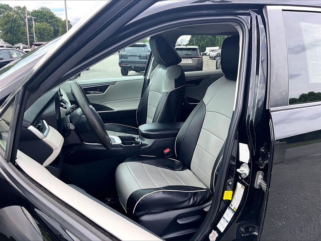 Used 2019 Black Toyota XLE image 8