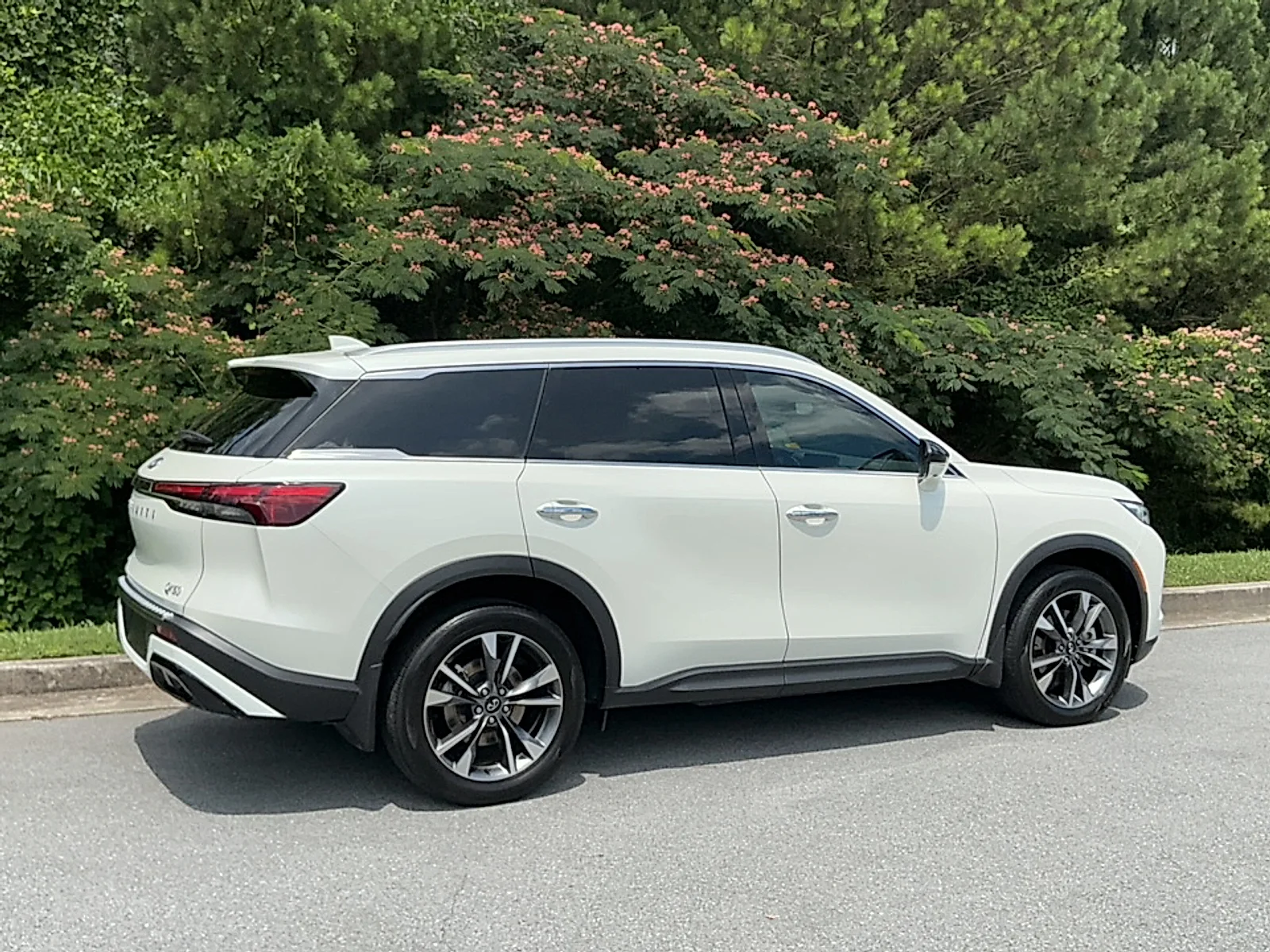 Used 2023 Majestic White INFINITI LUXE AWD image 2