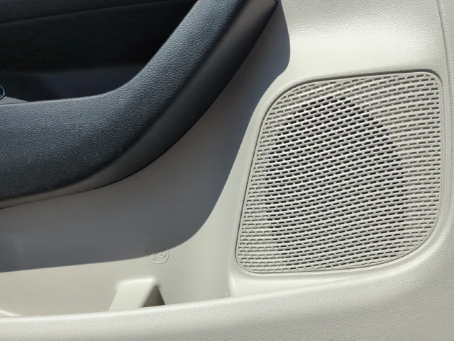 Used 2024 White Chrysler Select image 33