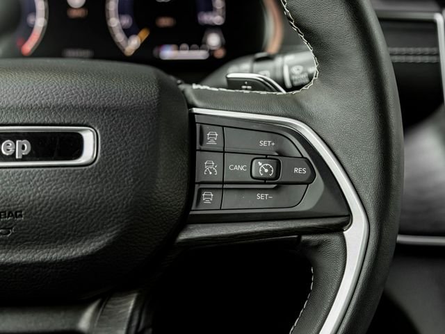 Used 2022 Diamond Black Crystal Pearlcoat Jeep Limited image 23