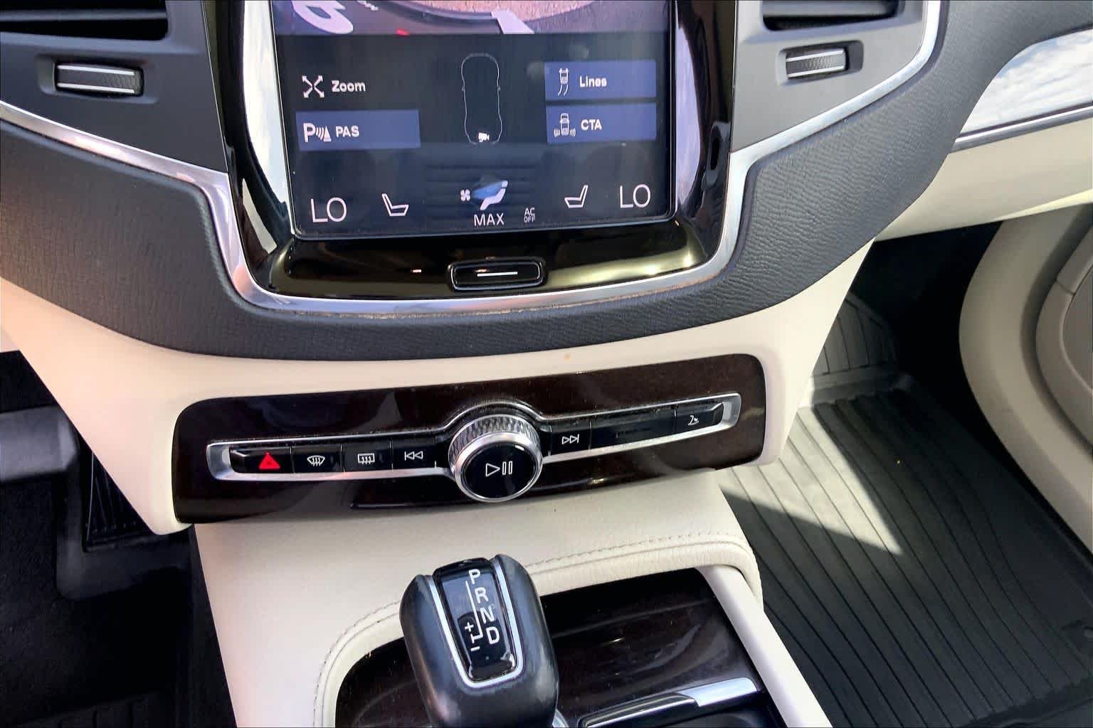 Used 2019 Onyx Black Metallic Volvo Momentum image 35